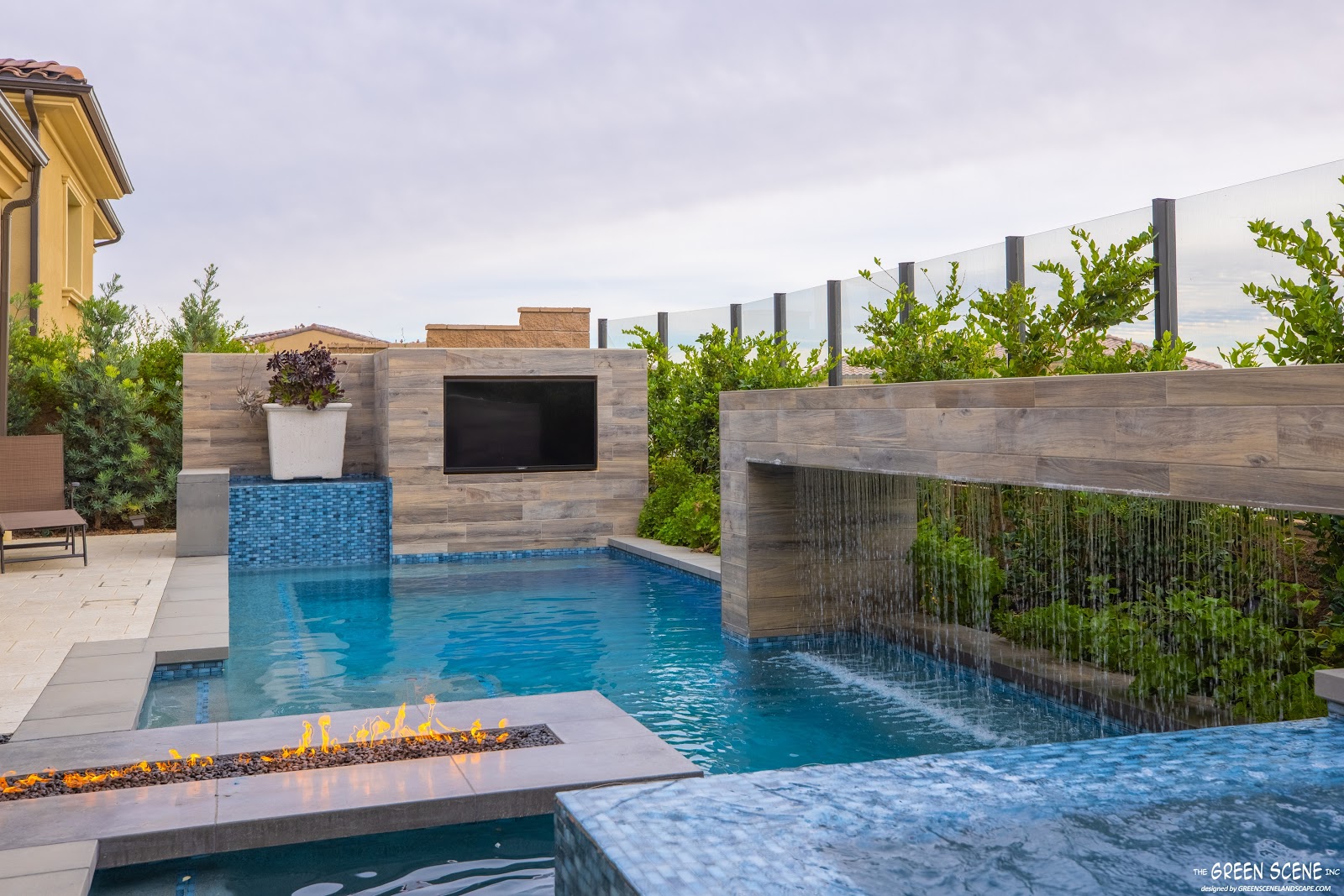 Sân vườn hiện đại kết hợp hồ bơi